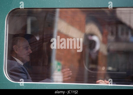 Slough, UK. 13. Juni 2017. Der Duke of Edinburgh bereitet mit der Königin von Slough nach London Paddington im Great Western Railway Zug, Reisen Neuerstellung der historischen ersten Schiene von einem Monarchen, Königin Victoria am 13. Juni 1842 Reise. Bildnachweis: Mark Kerrison/Alamy Live-Nachrichten Stockfoto