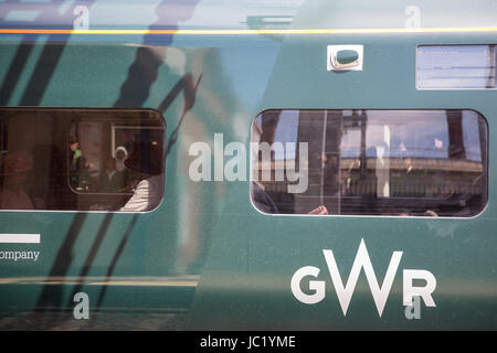 Slough, UK. 13. Juni 2017. Die Königin bereitet sich auf Reisen mit dem Herzog von Edinburgh von Slough nach London Paddington im Great Western Railway Zug, Neuerstellung der historischen ersten Schiene von einem Monarchen, Königin Victoria am 13. Juni 1842 Reise. Bildnachweis: Mark Kerrison/Alamy Live-Nachrichten Stockfoto