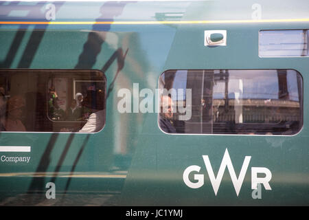 Slough, UK. 13. Juni 2017. Die Königin bereitet sich auf Reisen mit dem Herzog von Edinburgh von Slough nach London Paddington im Great Western Railway Zug, Neuerstellung der historischen ersten Schiene von einem Monarchen, Königin Victoria am 13. Juni 1842 Reise. Bildnachweis: Mark Kerrison/Alamy Live-Nachrichten Stockfoto