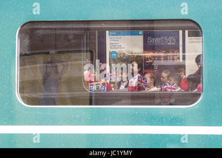 Slough, UK. 13. Juni 2017. Schulkinder Abschied von der Königin als sie mit dem Herzog von Edinburgh von Slough nach London Paddington im Great Western Railway Zug reist, Neuerstellung der historischen ersten Schiene von einem Monarchen, Königin Victoria am 13. Juni 1842 Reise. Bildnachweis: Mark Kerrison/Alamy Live-Nachrichten Stockfoto