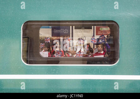 Slough, UK. 13. Juni 2017. Schulkinder Abschied von der Königin als sie mit dem Herzog von Edinburgh von Slough nach London Paddington im Great Western Railway Zug reist, Neuerstellung der historischen ersten Schiene von einem Monarchen, Königin Victoria am 13. Juni 1842 Reise. Bildnachweis: Mark Kerrison/Alamy Live-Nachrichten Stockfoto