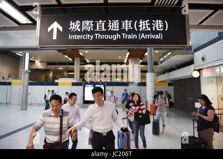 (170613) - HONG KONG, 13. Juni 2017 (Xinhua)--Passagiere kommen in Hung Hom Station von Guangzhou-Kowloon durch Zug in Hong Kong, 13. Juni 2017. Dieses Jahr markiert den 20. Jahrestag der Rückkehr Hong Kongs zum Mutterland. (Xinhua/Wang Shen) (Zhs) Stockfoto