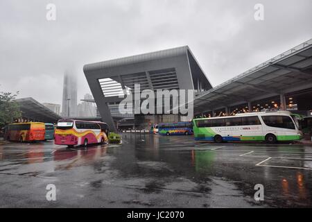 (170613) - HONG KONG, 13. Juni 2017 (Xinhua)--Busse gebunden für Hong Kong in Shenzhen Bucht-Hafen, Süd-China, 13. Juni 2017 zu sehen sind. Dieses Jahr markiert den 20. Jahrestag der Rückkehr Hong Kongs zum Mutterland. (Xinhua/Wang Xi) (Zhs) Stockfoto