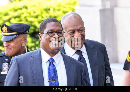 Norristown, Pennsylvania, USA. 13. Juni 2017. BILL COSBY, Spaziergänge bis das Gerichtsgebäude in Montgomery County mit seiner Person Speichen, ANDREW WYATT, am zweiten Tag der Jury-Sitzung Credit: Ricky Fitchett/ZUMA Draht/Alamy Live News Stockfoto