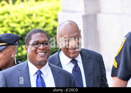 Norristown, Pennsylvania, USA. 13. Juni 2017. BILL COSBY, Spaziergänge bis das Gerichtsgebäude in Montgomery County mit seiner Person Speichen, ANDREW WYATT, am zweiten Tag der Jury-Sitzung Credit: Ricky Fitchett/ZUMA Draht/Alamy Live News Stockfoto