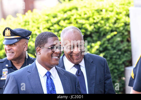 Norristown, Pennsylvania, USA. 13. Juni 2017. BILL COSBY, Spaziergänge bis das Gerichtsgebäude in Montgomery County mit seiner Person Speichen, ANDREW WYATT, am zweiten Tag der Jury-Sitzung Credit: Ricky Fitchett/ZUMA Draht/Alamy Live News Stockfoto