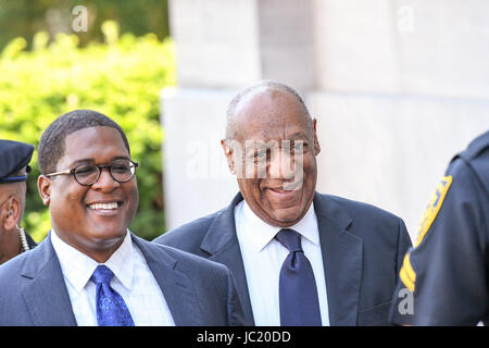 Norristown, Pennsylvania, USA. 13. Juni 2017. BILL COSBY, Spaziergänge bis das Gerichtsgebäude in Montgomery County mit seiner Person Speichen, ANDREW WYATT, am zweiten Tag der Jury-Sitzung Credit: Ricky Fitchett/ZUMA Draht/Alamy Live News Stockfoto