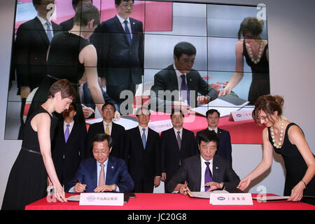 (170613)--Athen, 13. Juni 2017 (Xinhua)--überträgt Zeichen Absichtserklärung in Athen, Griechenland, 12. Juni 2017. Die Piraeus Port Authority (PPA) zusammen mit chinesischen Riesen COSCO Shipping, Mehrheitsaktionär der PPA und der weltweit größten kommerziellen Hafen von Shanghai unterzeichnet zwei Absichtserklärungen am Montag in der griechischen Hauptstadt Athen, Handelsbeziehungen zu steigern. Die Shanghai International Port-Gruppe, die 25,7 Prozent von Chinas internationale Handelsvolumen verwaltet, unterzeichneten Vereinbarungen mit COSCO Shipping und PPA im Beisein von Han Zheng, ein Mitglied der Pol Stockfoto
