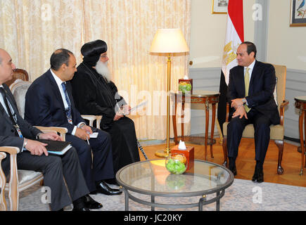 Berlin, Berlin, Deutschland. 13. Juni 2017. Der ägyptische Präsident Abdel Fattah al-Sisi trifft sich mit Führer der koptisch-orthodoxen Kirche in Deutschland, Bischof Anba Damian in Berlin am 13. Juni 2017 Credit: ägyptische Präsident Büro/APA Bilder/ZUMA Draht/Alamy Live News Stockfoto