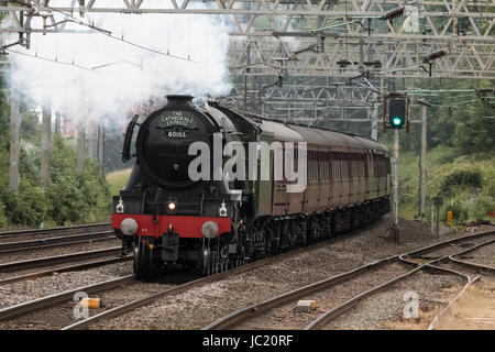 Rugeley, Staffordshire, UK. 13. Juni 2017. Britische Schiene A3 Pacific Dampf Lok erhalten durchläuft "Flying Scotsman" Rugeley Trent Talstation die Kathedralen Express Bahn-Charta von London Victoria nach Chester, am 13. Juni 2017 arbeiten. Die Lokomotive wird gemeinhin als der berühmteste Dampfmaschine der Welt, war die erste Dampflokomotive, offiziell 100 mph. Kredit zu erreichen: Richard Holmes/Alamy Live News Stockfoto