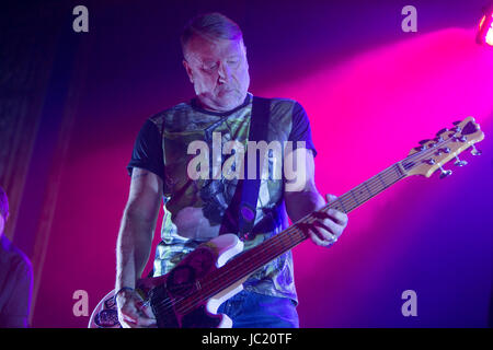 Peter Hook von Peter Hook und das Licht führt am 28. April 2017 im Teatro UC in Berkeley, Kalifornien. Stockfoto