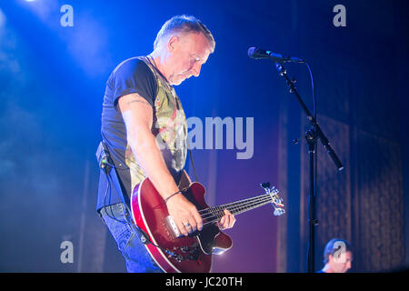 Peter Hook von Peter Hook und das Licht führt am 28. April 2017 im Teatro UC in Berkeley, Kalifornien. Stockfoto