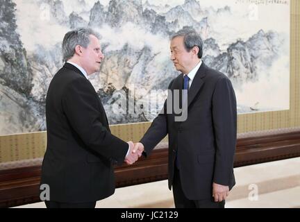 (170613)--Peking, 13. Juni 2017 (Xinhua)--chinesische Vize-Premier Ma Kai trifft sich mit David Lipton, erster stellvertretender geschäftsführender Direktor des Internationalen Währungsfonds (IWF), in Peking, Hauptstadt von China, 13. Juni 2017. (Xinhua/Zhang Duo) (Wyl) Stockfoto