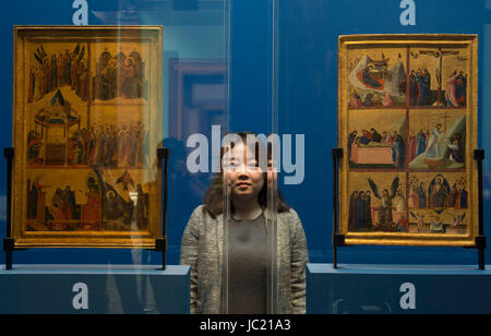 National Gallery, London, UK. 13. Juni 2017. "Szenen aus dem Leben der Jungfrau Maria und anderen Heiligen" (links) von Giovanni da Rimini, die talentiertesten Künstler im 14. Jahrhundert Rimini, wurde von der National Gallery in 2015 gekauft. Lange obwohl vereint der als Bestandteil eines Diptychon zusammen mit einem Panel mit "Szenen aus dem Leben Christi" in der Galleria Nazionale d ' Arte Antica, Rom, die Ausstellung der Gemälde, eine Rekonstruktion in Großbritannien noch nie zuvor gesehen. Mit Galerie Mitarbeiter gestellt. Bildnachweis: Malcolm Park/Alamy Live-Nachrichten. Stockfoto