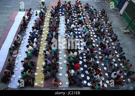 Srinagar, Kaschmir. 13. Juni 2017. Muslimischen Kaschmir warten Iftar, Waisen, Abendessen, wenn Muslime ihr Fasten während des Fastenmonats Ramadan in einem Waisenhaus in Srinagar, der Sommerhauptstadt von Kaschmir, 13. Juni 2017 zu brechen. Bildnachweis: Javed Dar/Xinhua/Alamy Live-Nachrichten Stockfoto