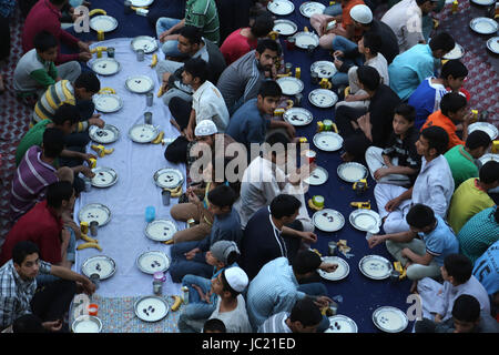 Srinagar, Kaschmir. 13. Juni 2017. Muslimischen Kaschmir warten Iftar, Waisen, Abendessen, wenn Muslime ihr Fasten während des Fastenmonats Ramadan in einem Waisenhaus "Jammu und Kaschmir Yateem Khana" in Srinagar, der Sommerhauptstadt von Kaschmir, 13. Juni 2017 zu brechen. Bildnachweis: Javed Dar/Xinhua/Alamy Live-Nachrichten Stockfoto