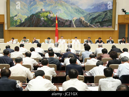 (170613)--Peking, 13. Juni 2017 (Xinhua)--der chinesische Ministerpräsident Li Keqiang spricht während einer Telefonkonferenz über die Reform der Funktion der Regierung in Peking, Hauptstadt von China, 13. Juni 2017. (Xinhua/Pang Xinglei) (Wyl) Stockfoto