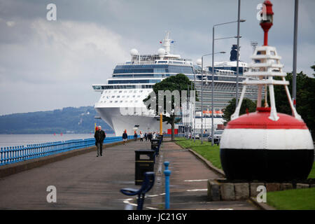 Greenock, UK. 13. Juni 2017. Grau, aber milder Tag am Firth of Clyde, die Celebrity Eclipse begrüßen zu dürfen-Kreuzfahrtschiff. Bildnachweis: ALAN OLIVER/Alamy Live-Nachrichten Stockfoto