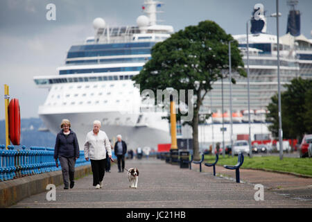 Greenock, UK. 13. Juni 2017. Grau, aber milder Tag am Firth of Clyde, die Celebrity Eclipse begrüßen zu dürfen-Kreuzfahrtschiff. Bildnachweis: ALAN OLIVER/Alamy Live-Nachrichten Stockfoto