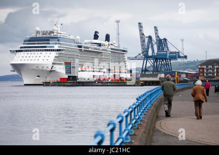 Greenock, UK. 13. Juni 2017. Grau, aber milder Tag am Firth of Clyde, die Celebrity Eclipse begrüßen zu dürfen-Kreuzfahrtschiff. Bildnachweis: ALAN OLIVER/Alamy Live-Nachrichten Stockfoto