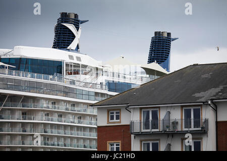 Greenock, UK. 13. Juni 2017. Grau, aber milder Tag am Firth of Clyde, die Celebrity Eclipse begrüßen zu dürfen-Kreuzfahrtschiff. Bildnachweis: ALAN OLIVER/Alamy Live-Nachrichten Stockfoto