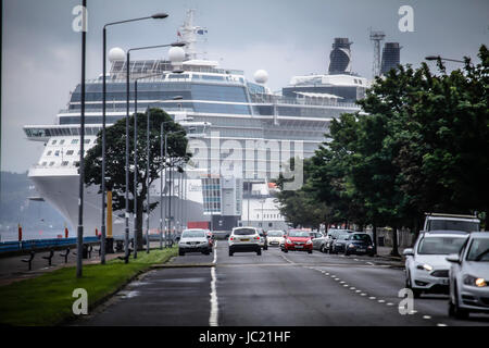 Greenock, UK. 13. Juni 2017. Grau, aber milder Tag am Firth of Clyde, die Celebrity Eclipse begrüßen zu dürfen-Kreuzfahrtschiff. Bildnachweis: ALAN OLIVER/Alamy Live-Nachrichten Stockfoto