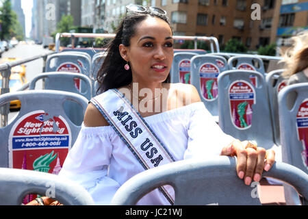 New York, Vereinigte Staaten von Amerika. 13. Juni 2017. Kára McCullough Miss USA während einer Bustour durch Manhattan Sehenswürdigkeiten in der Stadt New York in den Vereinigten Staaten am Dienstag, 13 Credit: Brasilien Foto Presse/Alamy Live News Stockfoto