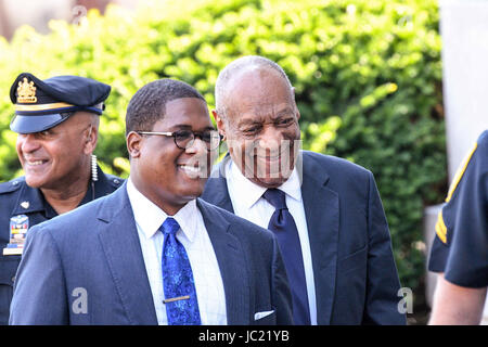 Norristown, Pennsylvania, USA. 13. Juni 2017. BILL COSBY, Spaziergänge bis das Gerichtsgebäude in Montgomery County mit seiner Person Speichen, ANDREW WYATT, am zweiten Tag der Jury-Sitzung Credit: Ricky Fitchett/ZUMA Draht/Alamy Live News Stockfoto