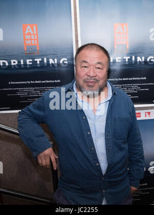 Berlin, Deutschland. 13. Juni 2017. Der chinesische Künstler Ai Weiwei kommt zur Premiere des Dokumentarfilms "Ai Weiwei treiben" in Berlin, Deutschland, 13. Juni 2017. Foto: Jörg Carstensen/Dpa/Alamy Live News Stockfoto