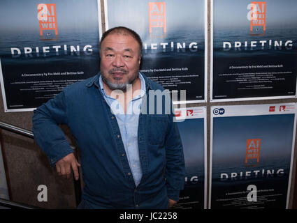 Berlin, Deutschland. 13. Juni 2017. Der chinesische Künstler Ai Weiwei kommt zur Premiere des Dokumentarfilms "Ai Weiwei treiben" in Berlin, Deutschland, 13. Juni 2017. Foto: Jörg Carstensen/Dpa/Alamy Live News Stockfoto