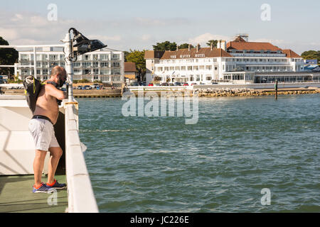 Überqueren Sie die Mündung des Hafens von Poole von Sandbanks nach Purbeck mit der Kettengliederfähre, Dorset, Großbritannien. 13.. Juni 2017 Stockfoto