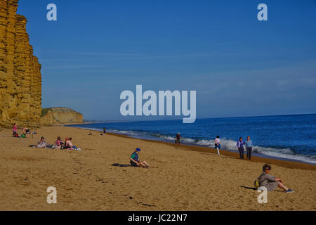 West Bay, Dorset, UK. 13. Juni 2017. Strandurlauber genießen die Sonne am Abend nach einem herrlich sonnigen Tag in West Bay an der Küste von Dorset Credit: Tom Corban/Alamy Live News Stockfoto