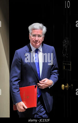 London, UK. 13. Juni 2017. Sir Michael Fallon MP, Secretary Of State for Defence, lässt Nummer 10 Downing Street nach dem Besuch einer Kabinettssitzung vor Premierminister Theresa May Democratic Unionist Party Leader Arlene Foster zu treffen. Bildnachweis: Stephen Chung/Alamy Live-Nachrichten Stockfoto