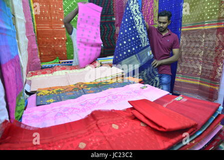 Dhaka, Bangladesch. 13. Juni 2017. Bangladeshi Ladenbesitzer angezeigt Jamdani Sari für verkauft in der Ausstellung im Nationalmuseum in Dhaka, Bangladesch, am 13. Juni 2017.The, die Jamdani Sari Ausstellung von 13-23 von Bangladesh Small und Cottage Industries Corporation (BSCIC) im National Museum in Dhaka, Bangladesch organisiert wurde. Bildnachweis: Mamunur Rashid/Alamy Live-Nachrichten Stockfoto