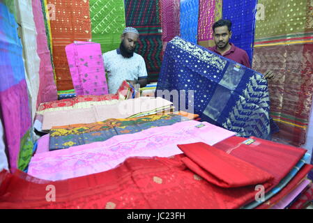 Dhaka, Bangladesch. 13. Juni 2017. Bangladeshi Ladenbesitzer angezeigt Jamdani Sari für verkauft in der Ausstellung im Nationalmuseum in Dhaka, Bangladesch, am 13. Juni 2017.The, die Jamdani Sari Ausstellung von 13-23 von Bangladesh Small und Cottage Industries Corporation (BSCIC) im National Museum in Dhaka, Bangladesch organisiert wurde. Bildnachweis: Mamunur Rashid/Alamy Live-Nachrichten Stockfoto