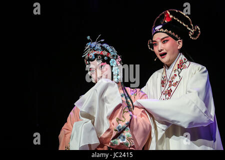 (170613)--? Athen, 13 Juni,? 2017 (Xinhua)--chinesische Künstler aus dem Shanghai Chinese Orchestra während des Konzerts auf der Piräus-Stadttheater in Piräus, Griechenland am 12. Juni 2017 durchführen. Griechischen und chinesischen Publikum haben herzlich zu dem traditionellen Shanghai Chinese Orchestra für die Abhaltung einer exquisiten Konzert mit traditionellen chinesischen Musikinstrumenten sowie magischen Darbietungen am Montagabend in Piräus. Das renommierte Orchester brachten auf die Bühne des Stadttheaters Piräus einen Geschmack der chinesischen Kultur mit den Melodien der Erhu, Pipa und die Gudi Feier Stockfoto