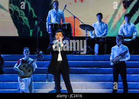 (170613)--? Athen, 13 Juni,? 2017 (Xinhua)--chinesische Künstler aus dem Shanghai Chinese Orchestra während des Konzerts auf der Piräus-Stadttheater in Piräus, Griechenland am 12. Juni 2017 durchführen. Griechischen und chinesischen Publikum haben herzlich zu dem traditionellen Shanghai Chinese Orchestra für die Abhaltung einer exquisiten Konzert mit traditionellen chinesischen Musikinstrumenten sowie magischen Darbietungen am Montagabend in Piräus. Das renommierte Orchester brachten auf die Bühne des Stadttheaters Piräus einen Geschmack der chinesischen Kultur mit den Melodien der Erhu, Pipa und die Gudi Feier Stockfoto