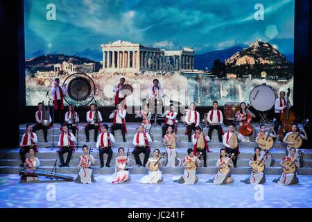 (170613)--? Athen, 13 Juni,? 2017 (Xinhua)--chinesische Künstler aus dem Shanghai Chinese Orchestra während des Konzerts auf der Piräus-Stadttheater in Piräus, Griechenland am 12. Juni 2017 durchführen. Griechischen und chinesischen Publikum haben herzlich zu dem traditionellen Shanghai Chinese Orchestra für die Abhaltung einer exquisiten Konzert mit traditionellen chinesischen Musikinstrumenten sowie magischen Darbietungen am Montagabend in Piräus. Das renommierte Orchester brachten auf die Bühne des Stadttheaters Piräus einen Geschmack der chinesischen Kultur mit den Melodien der Erhu, Pipa und die Gudi Feier Stockfoto