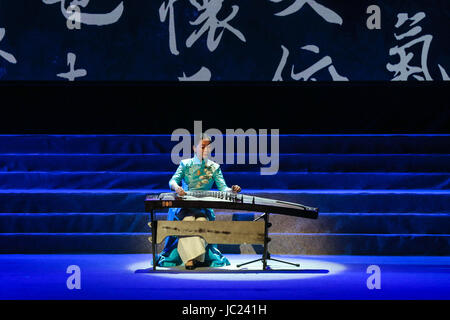 (170613)--? Athen, 13 Juni,? 2017 (Xinhua)--Direktor des Shanghai chinesische Orchester Luo Xiaoci führt während des Konzerts auf der Piräus-Stadttheater in Piräus, Griechenland am 12. Juni 2017. Griechischen und chinesischen Publikum haben herzlich zu dem traditionellen Shanghai Chinese Orchestra für die Abhaltung einer exquisiten Konzert mit traditionellen chinesischen Musikinstrumenten sowie magischen Darbietungen am Montagabend in Piräus. Das renommierte Orchester brachte auf die Bühne des Stadttheaters Piräus einen Geschmack der chinesischen Kultur mit den Melodien der Erhu, Pipa und die Gudi in Feier o Stockfoto