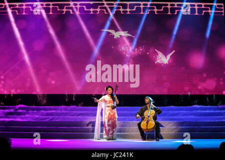 (170613)--? Athen, 13 Juni,? 2017 (Xinhua)--chinesische Erhu Meister Ma Xiaohui und griechischen Cellist Konstantinos Sfetsas durchführen 'Butterfly Lover' während des Konzerts auf der Piräus-Stadttheater in Piräus, Griechenland am 12. Juni 2017. Griechischen und chinesischen Publikum haben herzlich zu dem traditionellen Shanghai Chinese Orchestra für die Abhaltung einer exquisiten Konzert mit traditionellen chinesischen Musikinstrumenten sowie magischen Darbietungen am Montagabend in Piräus. Das renommierte Orchester brachte auf die Bühne des Stadttheaters Piräus einen Geschmack der chinesischen Kultur mit den Melodien der Erhu, t Stockfoto