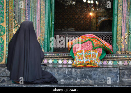 Srinagar, Kaschmir. 13. Juni 2017. Kashmiri muslimische Frauen beten in Hloy Schrein Shah-i-Hamdaan in der Innenstadt von Srinagar am 13. Juni 2017. Muslime auf der ganzen Welt kennzeichnen den Monat Ramadan, der heiligste Monat im islamischen Kalender, während die Muslime von Sonnenaufgang bis Sonnenuntergang fasten. Bildnachweis: Arbaz Mughal/Alamy Live-Nachrichten Stockfoto