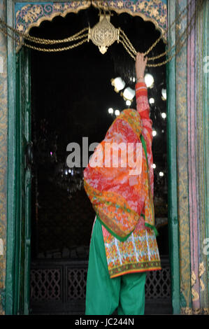 Srinagar, Kaschmir. 13. Juni 2017. Kashmiri muslimische Frauen beten in Hloy Schrein Shah-i-Hamdaan in der Innenstadt von Srinagar am 13. Juni 2017. Muslime auf der ganzen Welt kennzeichnen den Monat Ramadan, der heiligste Monat im islamischen Kalender, während die Muslime von Sonnenaufgang bis Sonnenuntergang fasten. Bildnachweis: Arbaz Mughal/Alamy Live-Nachrichten Stockfoto