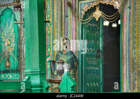 Srinagar, Kaschmir. 13. Juni 2017. Kashmiri muslimische Frauen beten in Hloy Schrein Shah-i-Hamdaan in der Innenstadt von Srinagar am 13. Juni 2017. Muslime auf der ganzen Welt kennzeichnen den Monat Ramadan, der heiligste Monat im islamischen Kalender, während die Muslime von Sonnenaufgang bis Sonnenuntergang fasten. Bildnachweis: Arbaz Mughal/Alamy Live-Nachrichten Stockfoto