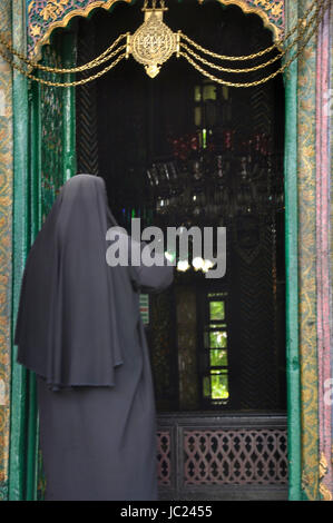 Srinagar, Kaschmir. 13. Juni 2017. Kashmiri muslimische Frauen beten in Hloy Schrein Shah-i-Hamdaan in der Innenstadt von Srinagar am 13. Juni 2017. Muslime auf der ganzen Welt kennzeichnen den Monat Ramadan, der heiligste Monat im islamischen Kalender, während die Muslime von Sonnenaufgang bis Sonnenuntergang fasten. Bildnachweis: Arbaz Mughal/Alamy Live-Nachrichten Stockfoto