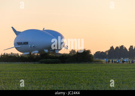 Cardington, Bedfordshire, UK. 13. Juni 2017. Die Hybrid Air Fahrzeuge Airlander 10 nach wie vor ist es 2017 Flugerprobungsprogramm. Abnehmen in ruhigem trockenen Wetter mit Sonnenschein und Wölkchen in Cardington Flugplatz machte große Schaltungen der hiesigen Landschaft mit drei berühren und gehen an den Ankerplatz vor der Landung schließlich als die Sonne unterging. Bildnachweis: Mick Flynn/Alamy Live-Nachrichten Stockfoto