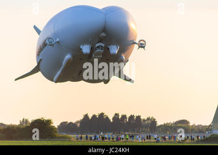 Cardington, Bedfordshire, Großbritannien. 13. Juni 2017. Die Hybride Luft fahrzeuge Airlander 10 Weiterhin ist es Flight Test Programm 2017. In Ruhe trocknen Wetter mit Sonnenschein und kleine Wolke in Cardington Flugplatz es große Kreise der lokalen Landschaft mit drei Touch und übergibt sie an der Mooring, bevor schließlich die Landung als die Sonne unterging. Steilen weg mit Masse unten. Photo Credit: Mick Flynn/Alamy leben Nachrichten Stockfoto