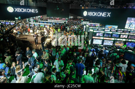 Los Angeles, USA. 13. Juni 2017. Menschen besuchen die elektronische und Entertainment Expo (E3) im Convention Center in Los Angeles, USA, am 13. Juni 2017. Bildnachweis: Zhao Hanrong/Xinhua/Alamy Live-Nachrichten Stockfoto