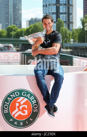 Paris, Frankreich. Nadal hat die French Open Men Einzel Finale gegen Stan Wawrinka der Schweiz am Vortag, Abschluss 'La Decima' seine 10. Männer-Einzel-Titel in Roland Garros gewonnen. 12. Juni 2017. Rafael Nadal (ESP) Tennis: Rafael Nadal aus Spanien stellt mit der Trophäe in einem Foto-Shooting in der Nähe des Eiffelturms in Paris, Frankreich. Nadal hat die French Open Men Einzel Finale gegen Stan Wawrinka der Schweiz am Vortag, Abschluss 'La Decima' seine 10. Männer-Einzel-Titel in Roland Garros gewonnen. Bildnachweis: AFLO/Alamy Live-Nachrichten Stockfoto
