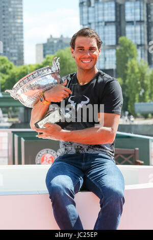 Paris, Frankreich. Nadal hat die French Open Men Einzel Finale gegen Stan Wawrinka der Schweiz am Vortag, Abschluss 'La Decima' seine 10. Männer-Einzel-Titel in Roland Garros gewonnen. 12. Juni 2017. Rafael Nadal (ESP) Tennis: Rafael Nadal aus Spanien stellt mit der Trophäe in einem Foto-Shooting in der Nähe des Eiffelturms in Paris, Frankreich. Nadal hat die French Open Men Einzel Finale gegen Stan Wawrinka der Schweiz am Vortag, Abschluss 'La Decima' seine 10. Männer-Einzel-Titel in Roland Garros gewonnen. Bildnachweis: AFLO/Alamy Live-Nachrichten Stockfoto