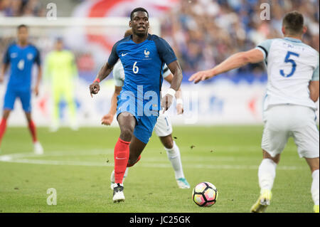 (170614) - Saint-Denis, 14. Juni 2017 (Xinhua)--Paul Pogba (L) von Frankreich konkurriert während das internationale Freundschaftsspiel zwischen Frankreich und England im Stade de France in Saint-Denis, Frankreich am 13. Juni 2017. Frankreich gewann England mit 3: 2. (Xinhua/David Niviere) Stockfoto
